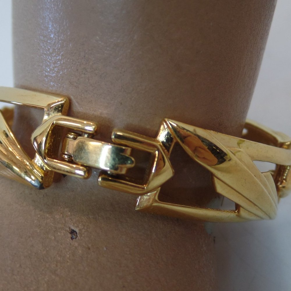 Vintage Monet Bracelet Gold Tone Links Leaf Design Cutouts 7" Fold Over Clasp - Picture 4 of 10